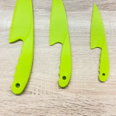 Lot de 3 couteaux plastique